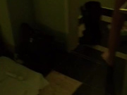 骚货人妻宾馆拿着自慰棒裸身勾引叫外卖，被外卖派送员在门口干了一炮（下部）